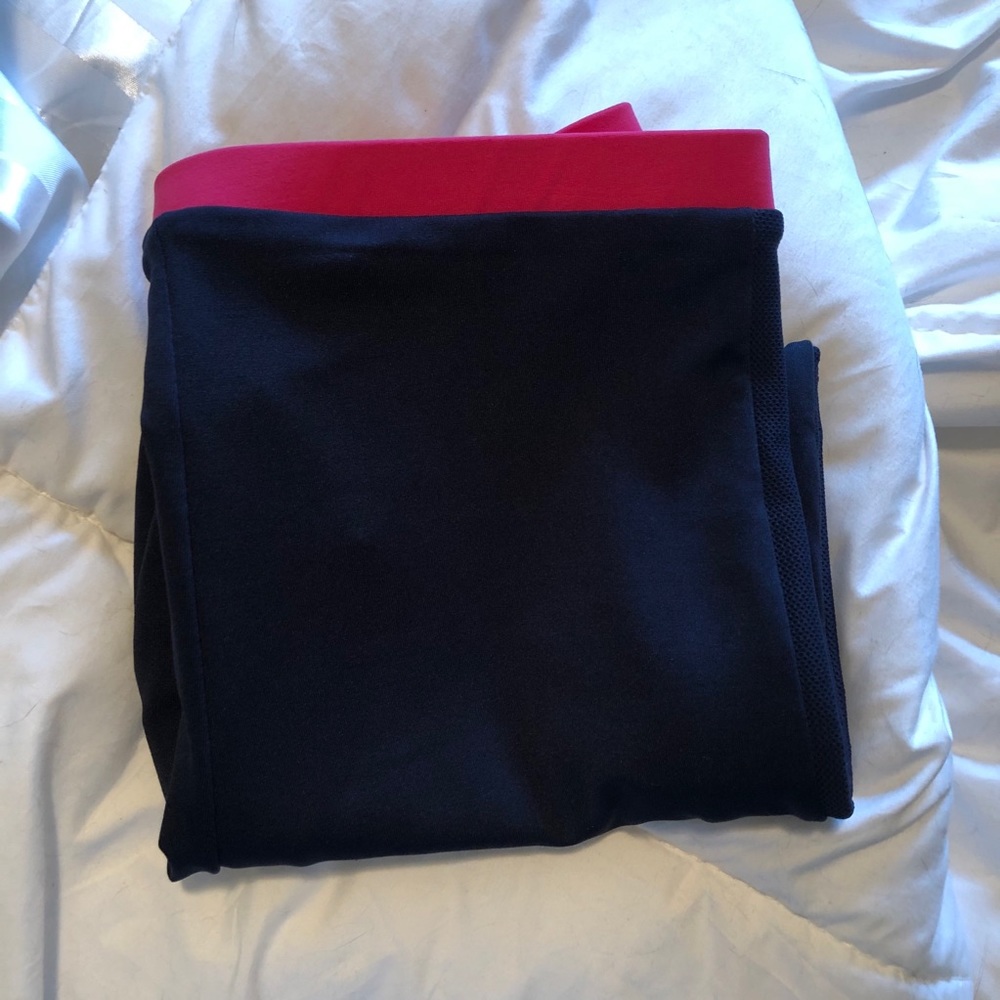 Cropped leggings with a pink waist band